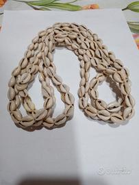 collana lunga con conchiglie