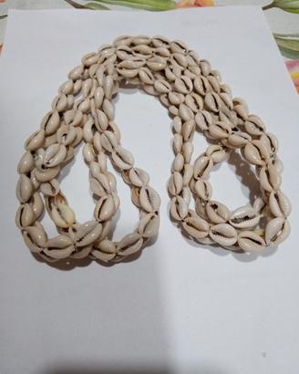collana lunga con conchiglie