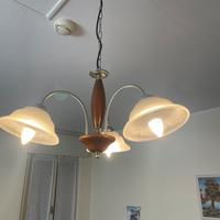 Lampadario in legno e vetro decorato