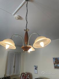Lampadario in legno e vetro decorato