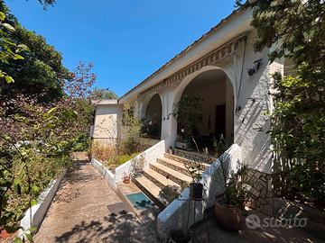Villa con giardino su 4 lati