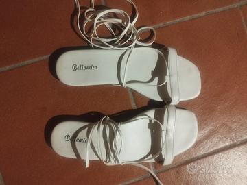 sandali bianchi con lacci lunghhi