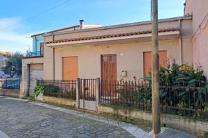 RIBASSATO Centralissima casa singola con giardino