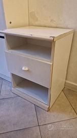 Comodino bianco con cassetto