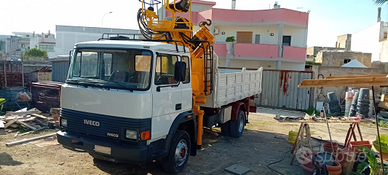 Autocarro con gru Effer