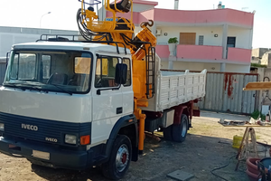 Autocarro con gru Effer