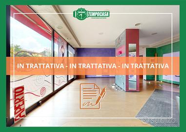 Locale Commerciale con Sei Posti Auto a Bagno