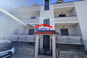 Palazzo / Stabile di 400 m² con più di 5 locali a 