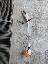 decespugliatore a batteria per giardino