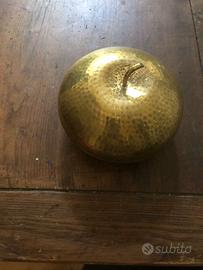 Scatola a forma di mela ottone