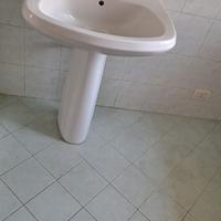 Lavandino a colonna in ceramica bianca