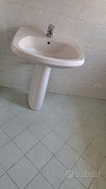 Lavandino a colonna in ceramica bianca