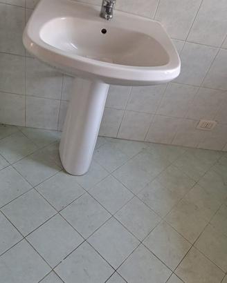 Lavandino a colonna in ceramica bianca