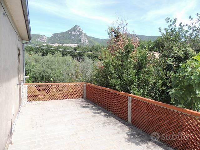 Rustico / Casale di 300 m² con più di 5 locali a T - Vista 2