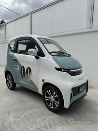 Microcar elettrica per anziani o disabili