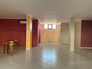 Locale commerciale con bagni, porticato e 2 p.auto