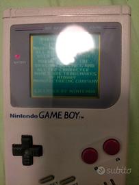 Game boy grigio con gioco mortal kombat