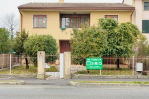 Autenticità friulana: casa con stalla in sasso ...