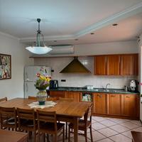 Cucina Lineare in Legno con Top in Marmo Verde
