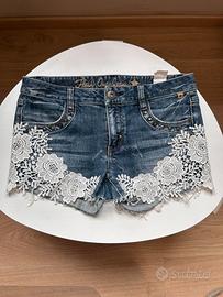 Pantaloncino corto in jeans con ricamo bianco