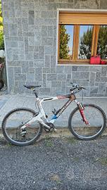 Bici MTB Scott in carbonio