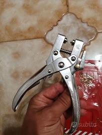 Occhiellatore a pinza