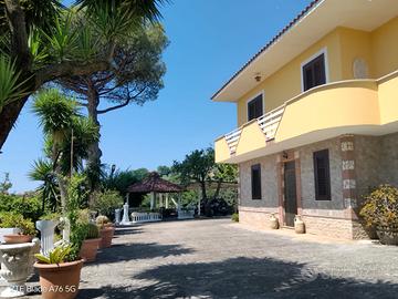 VILLA BIFAMILIARE 279 mq con 3.300 mq di terreno
