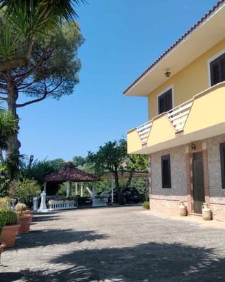 VILLA BIFAMILIARE 279 mq con 3.300 mq di terreno