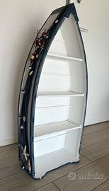Libreria a forma di barca in legno