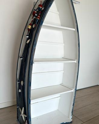 Libreria a forma di barca in legno
