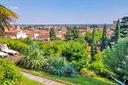 villa-di-639-m²-con-piu-di-5-locali-e-box-auto-a-m