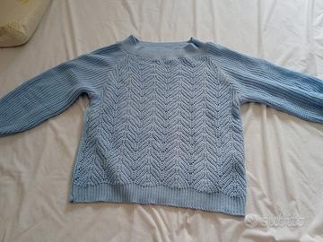 Maglione azzurro bucherellato 