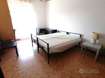 Stanza in appartamento di 100 m² a Milano