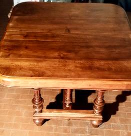 TAVOLO ALLUNGABILE CON 4 SEDIE