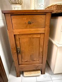 N. 2 Comodini stile liberty