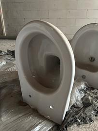 Coppia sanitari con staffe