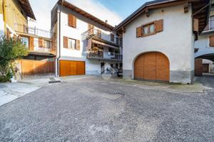 CASA DI CORTE A AVIO