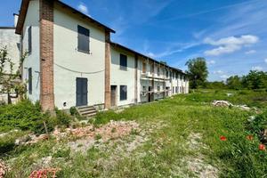 VILLA A SCHIERA A MONTICELLI D'ONGINA