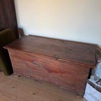 Baule antico in legno massiccio