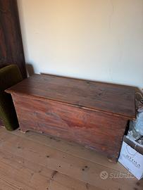 Baule antico in legno massiccio