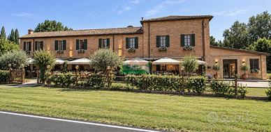 Palazzo / Stabile di 821 m² con più di 5 locali a 