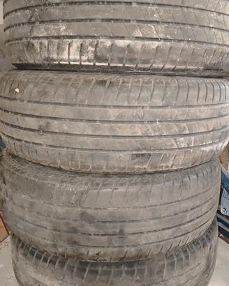 Pneumatici Bridgestone 235/65 R17 Alfa Stelvio 
