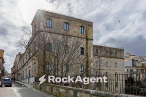 Immobile di 4000 m² con più di 5 locali a Ragusa