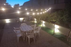 Piano terra con giardino davanti al mare