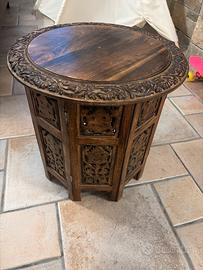Tavolino in legno marrone scuro