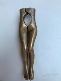 Schiaccianoci vintage in ottone a forma di gambe
