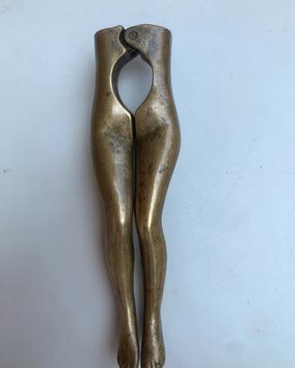 Schiaccianoci vintage in ottone a forma di gambe