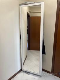 Specchio girevole con appendiabiti