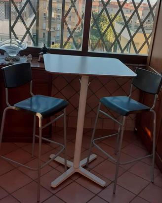tavolino snack con due sgabelli 