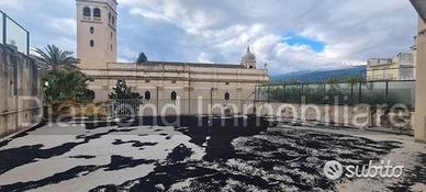 Due appartamenti con piano ammezzato a fiumefreddo